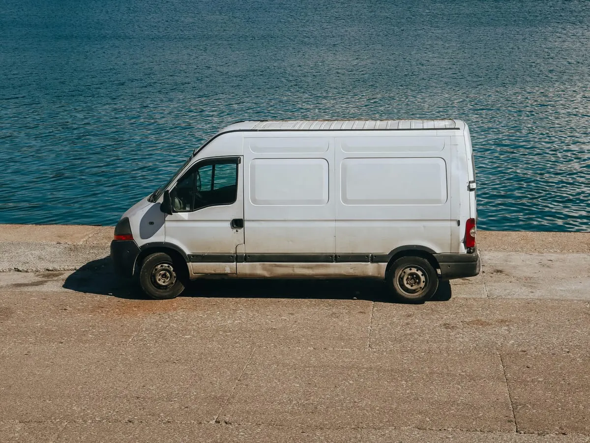Cargo van blanca vista lateral