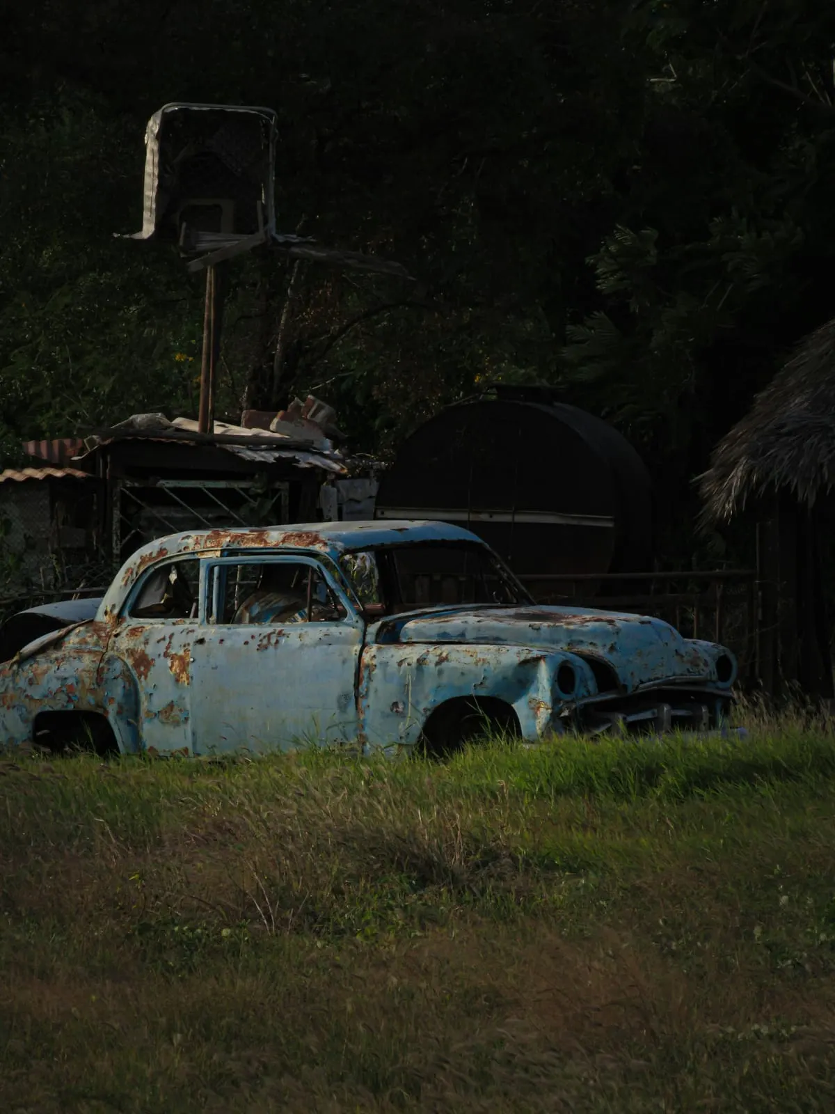 Carro clásico oxidado vista lateral